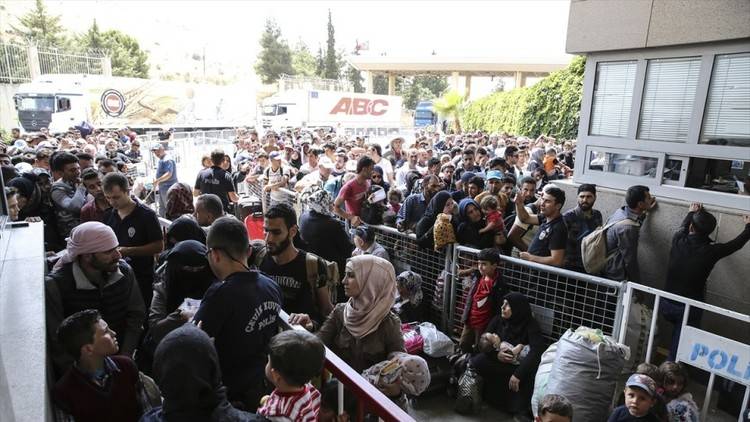 عشرات آلاف السوريين يتدفقون إلى معبر باب الهوى مع تركيا عائدين لوطنهم