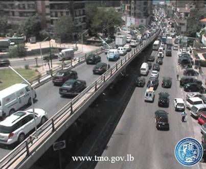 بالفيديو: سيدة تنهال بالضرب على رجل بـ