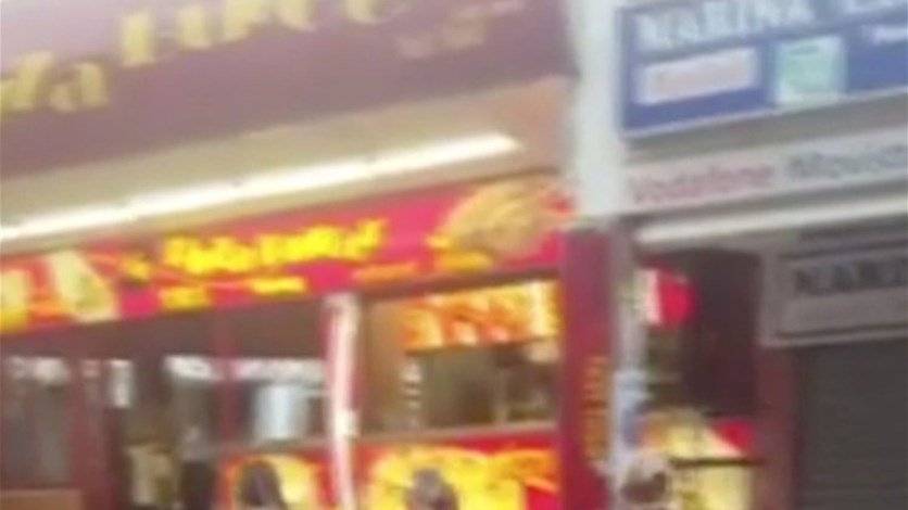 بالصورة: سيّدتان عاريتان تركضان في الشارع... والشرطة تطاردهما!