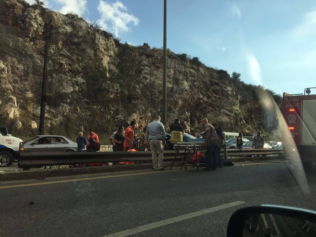 بالصور.. انقلاب سيارة على أوتوستراد الكازينو وزحمة سير بالاتجاهين