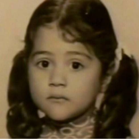بالصورة: هذه الطفلة أصبحت فنانة عربية شهيرة.. خمنوا من هي!