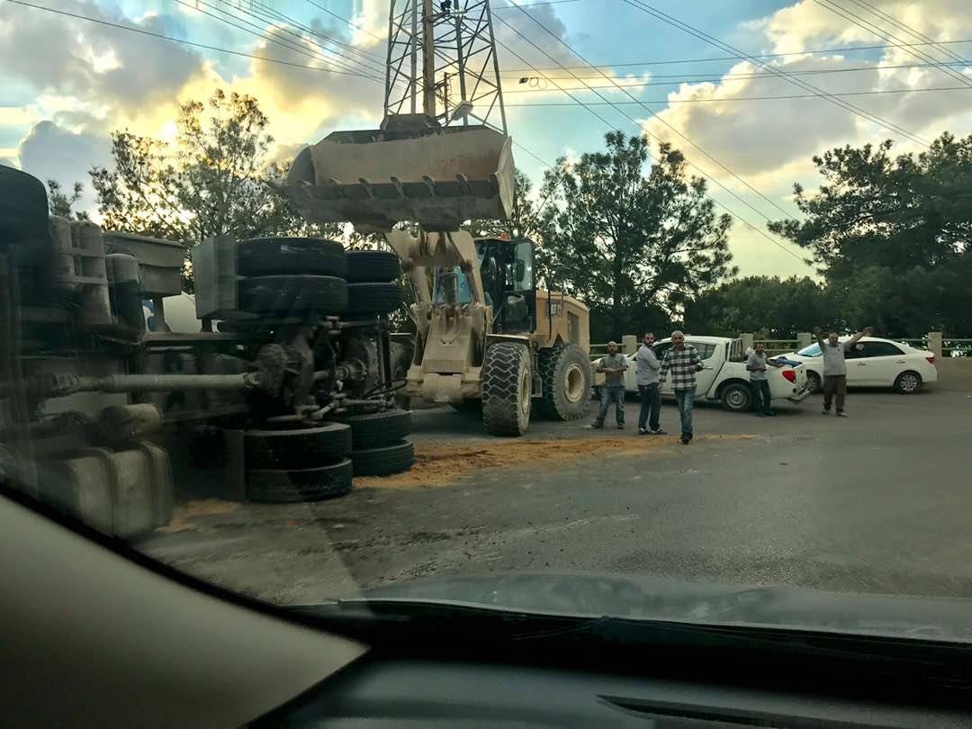 بالصورة.. انقلاب شاحنة على طريق عين سعادة