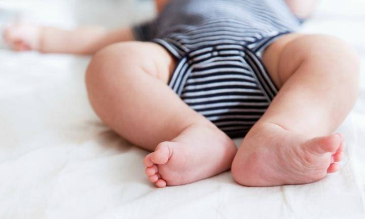 إنطلقت الطائرة من بلد عربي فأنجبت راكبة طفلاً.. وتلقّت أعظم هدية!