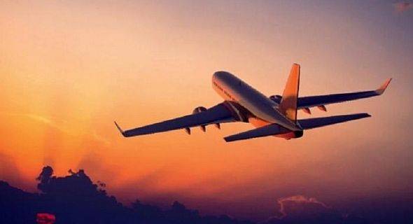طيار في سلاح الجو الأميركي يقفز ما طائرته بعد احتراقها في مطار بتكساس