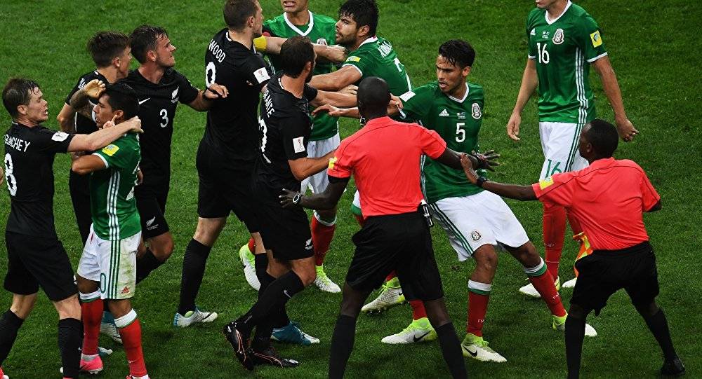مباراة المكسيك ونيوزيلاندا تتحول لحلبة ملاكمة في كأس القارات (فيديو)