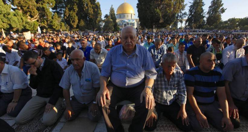 عشرات الالاف يتوجهون الى المسجد الأقصى لأداء صلاة الجمعة