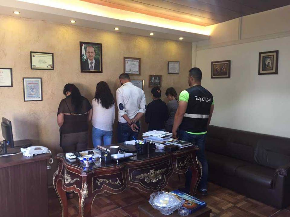 بالصورة.. توقيف شبكة دعارة في زحلة تضم فتاة قاصراً