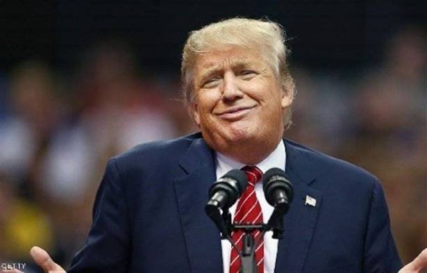 بالصورة.. لباس بحر نسائي بوجه ترامب يثير الجدل!