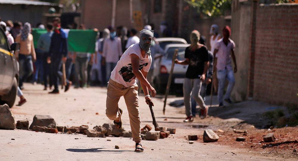 حشد غاضب يضربون شرطيا حتى الموت في كشمير