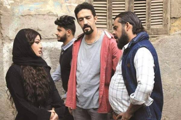 ممثل يشوّه وجه راقصة بالسكين!