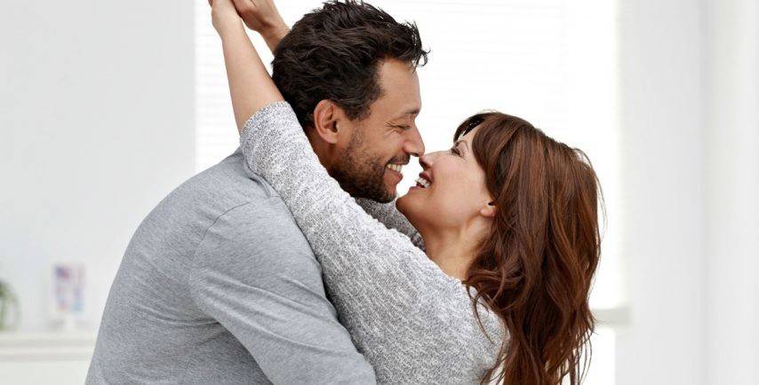 7 أسباب تجذب الرجل للمرأة الناضجة فوق سن الأربعين!