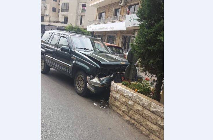 بالصورة.. "JEEP" يصطدم بفاصل الطريق.. والسائق في الإنعاش!