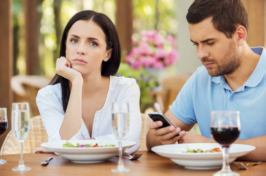 هل يحق للزوج التفتيش في خصوصيات زوجته؟!