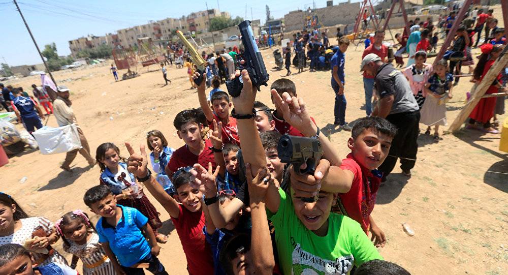 بالصور - عيد الموصل الأول من دون "داعش"...أطفال يلهون بالمسدسات