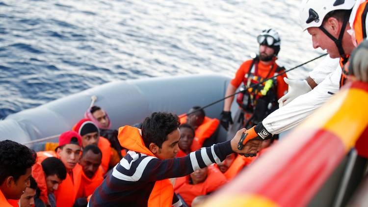 سفينة إيرلندية تنقذ 712 شخصا قرب ليبيا