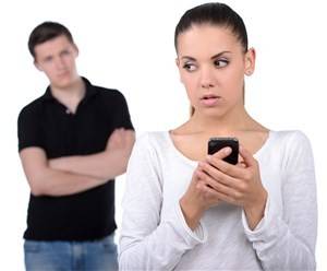 علامات تعلمكِ أن زوجكِ يغار عليكِ.. ما هي؟!