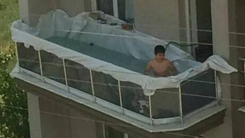 طفل يحوّل شرفة منزله إلى حمام سباحة