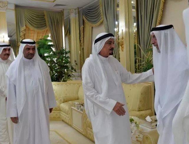 في ظهور نادر.. رئيس الإمارات يستقبل المهنئين بالعيد
