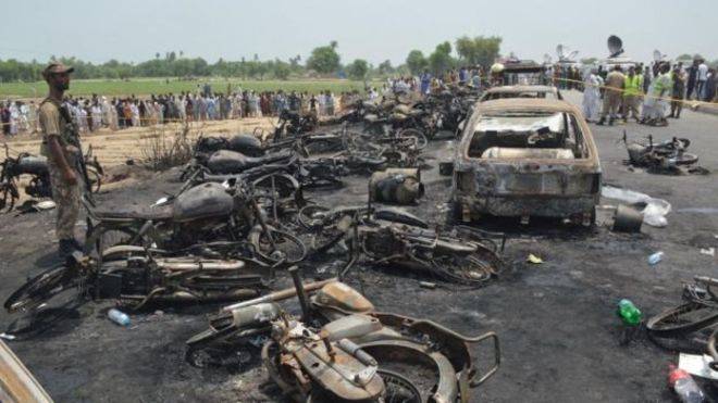 انفجار حاوية وقود يودي بحياة 123 شخصا في باكستان
