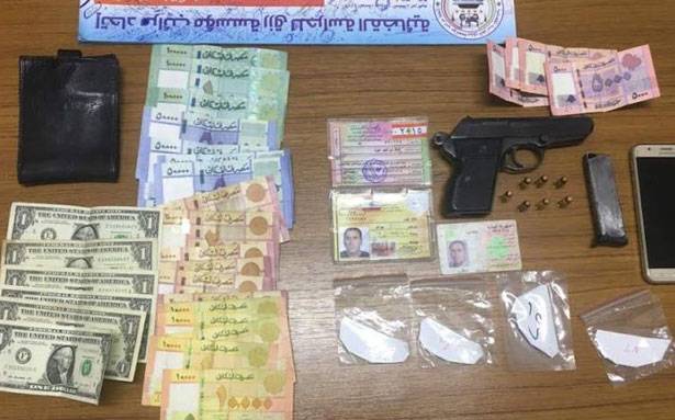 توقيف مطلوب بعد مطاردته وضبط مسدس بحوزته ومخدرات