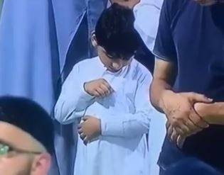 بالفيديو: طفل يشعل الإنترنت.. اطمأنَّ على العيدية أثناء الصلاة!