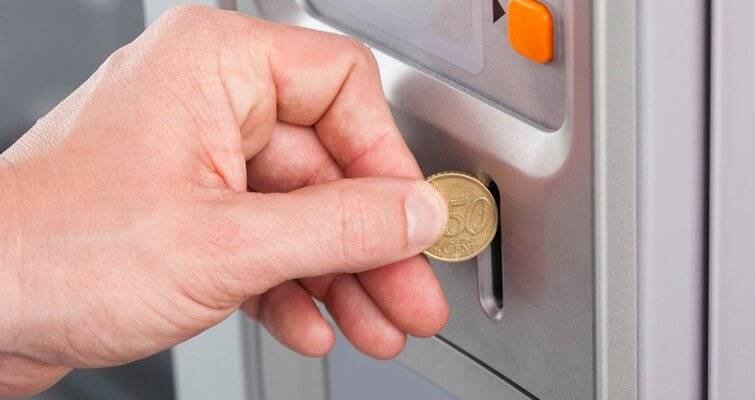 كيف تُفرّق آلة البيع بين العُملة الحقيقية والزائفة؟ - فيديو