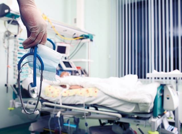 بالصورة: نقل ممثل شهير إلى أحد مستشفيات بيروت؟!