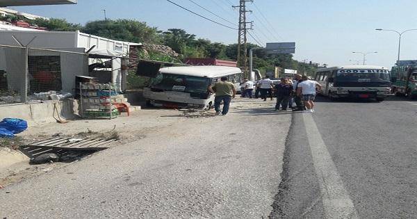 وقوع باص عمومي في حفرة على اوتوستراد البوار نتيجة السرعة الزائدة