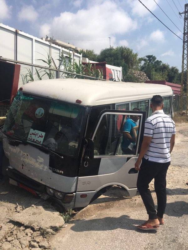 بالصور - حادث سير بين حافلة لنقل الركاب وبيك اب على اوتوستراد الصفرا باتجاه جبيل