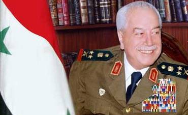 وفاة العماد مصطفى طلاس في باريس صباح اليوم (الجديد)