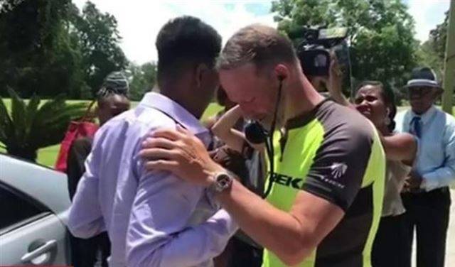 بالفيديو: ما فعله هذا الوالد لطفلته المتوفاة لا يصدق