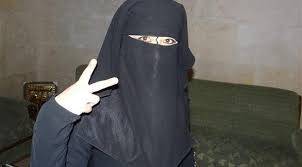 داعشية تنحر 