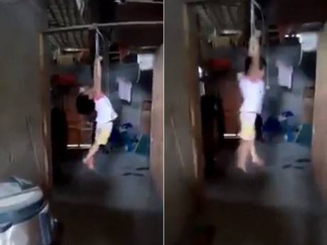 فيديو وحشي.. لحظة تعليق طفلة بالسقف بسبب 