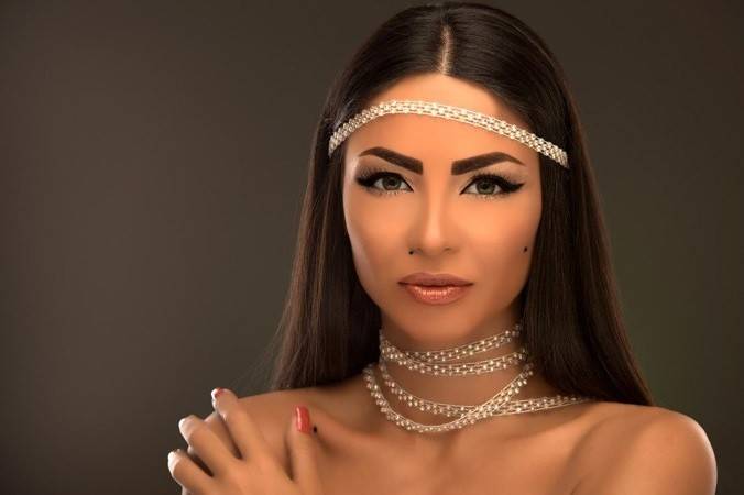 حرب على "فيسبوك" بين دوللي شاهين وزوجها.. هل بات الطلاق قريباً؟