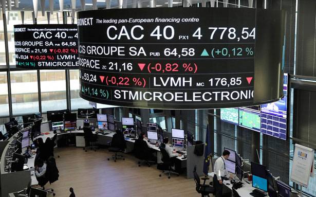 النفط يرتفع لليوم الرابع مع تغطية مراكز مدينة التلويح
بتعديل سياسة «المركزي الأوروبي»

 الريال القطري 

ارتفع الريال القطري أمام الدولار في سوق التعاملات الآجلة يوم الثلاثاء بعد تسجيل هبوط حاد على مدار يومين بفعل استمرار الخلاف بين الدوحة ودول عربية.
ووفقا لبيانات رويترز تظهر عقود شهر ارتفاع ا