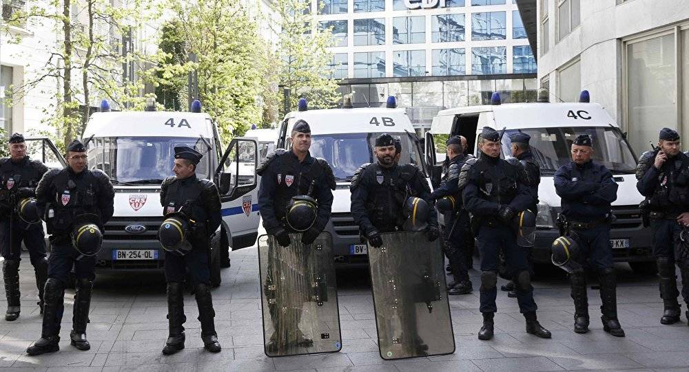 الشرطة الفرنسية تعتقل رجلا حاول دهس حشد أمام مسجد بسيارته