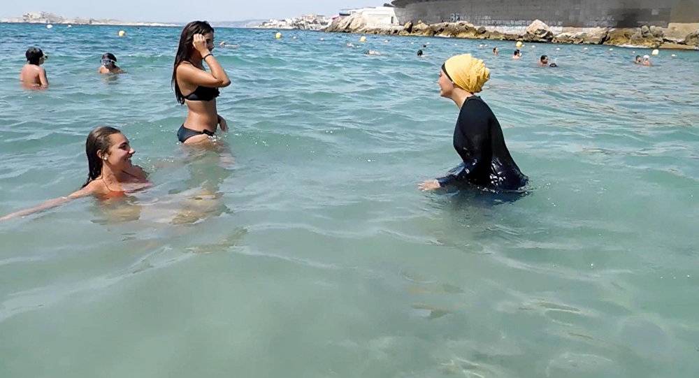 البوركيني يثير جدلا واسعا في لبنان
