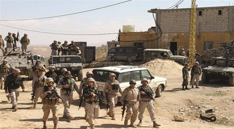 5 انتحاريين فجروا أنفسهم في عرسال والجيش فجر 4 عبوات ناسفة..