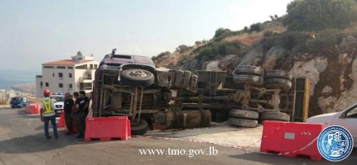 بالصورة..إنقلاب شاحنة في القبة في الشويفات باتجاه عرمون والاضرار مادية