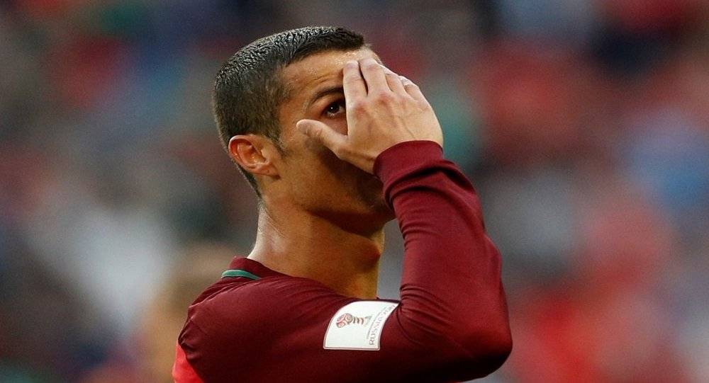كريستيانو رونالدو يغادر معسكر منتخب بلاده بسبب طارئ.. هذا ما حصل معه