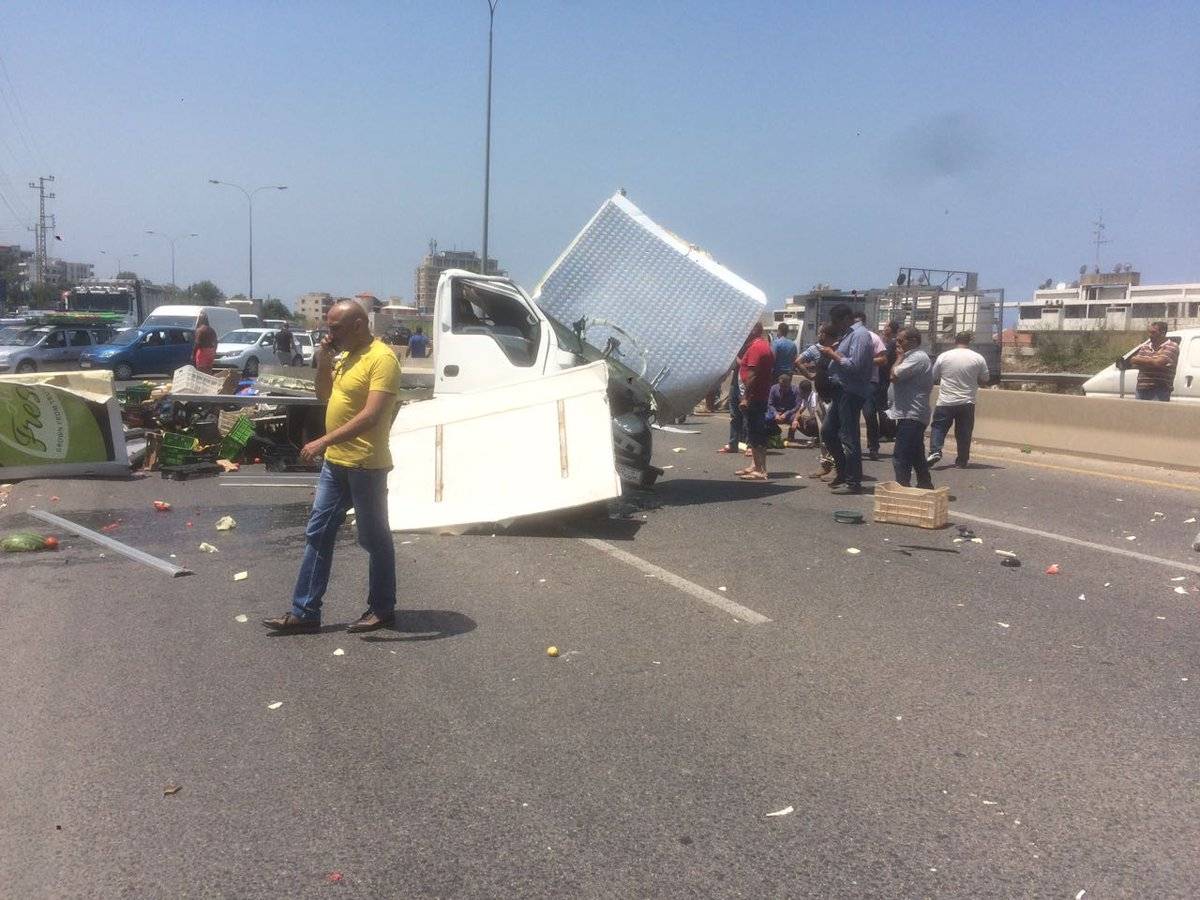 الدفاع المدني: جريح بحالة حرجة أصيب جراء حادث السير الذي وقع على اوتوستراد الصفرا نُقل الى مركز كسروان الطبي