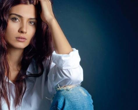بالصورة- بعد شيوع خبر ارتباطها برجل أعمال... لمن قالت توبا بيوكستون «حب غير مشروط»؟