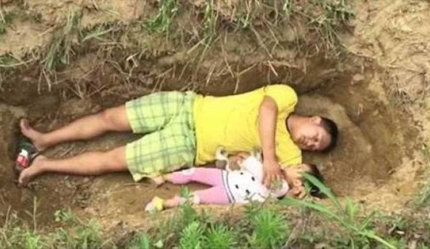بالصورة - يضع طفلته في القبر كل يوم.. والسبب سيفاجئك!