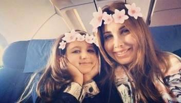 نانسي عجرم مع إبنتها في الطائرة...بالصورة