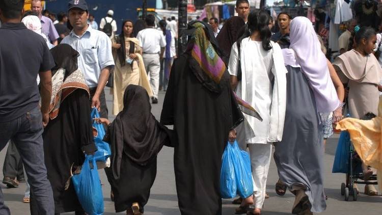 حكم قضائي على بريطاني ضرب طفلة مسلمة بقطعة من لحم الخنزير المقدد!