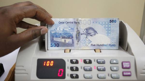 بنك أوف سكوتلاند يؤكد وقف التعامل مع الريال القطري (رويترز)