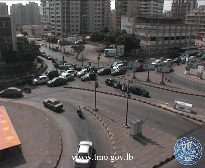 التحكم المروري: جريح نتيجة تصادم بين سيارتين على تقاطع المدينة الرياضية و حركة المرور ناشطة في المحلة