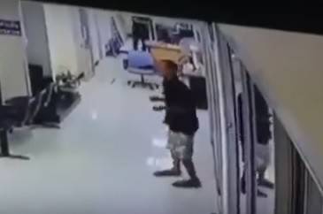 فيديو لا يُصدّق: هاجم الضابط بالسّكين.. ردّه سيصدمكم!