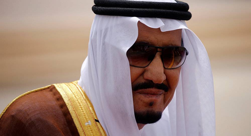 وقف كاتب ومعاقبة صحيفة سعودية نشرت مقالا مدح الملك سلمان