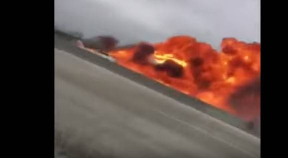 بالفيديو: لحظة تحطم طائرة على طريق سريع مزدحم وتحولها إلى كتلة نار